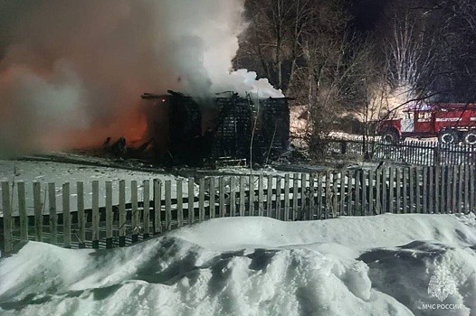 Мужчина и двое его детей погибли в пожаре на севере Свердловской области