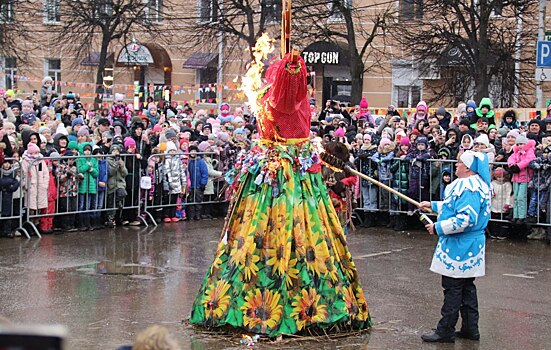 На Театральной площади сожгли чучело Масленицы