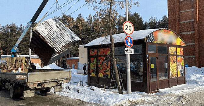 На улице Ворошилова в Ижевске демонтировали ларёк