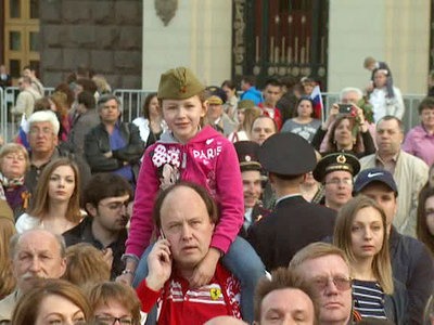 Патриотическая акция "Внуки - ветеранам!" прошла в Москве на Тверской площади