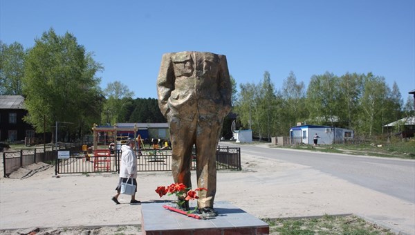 Полиция возбудила дело на жителя Кузбасса, обезглавившего кувалдой памятник Ленину