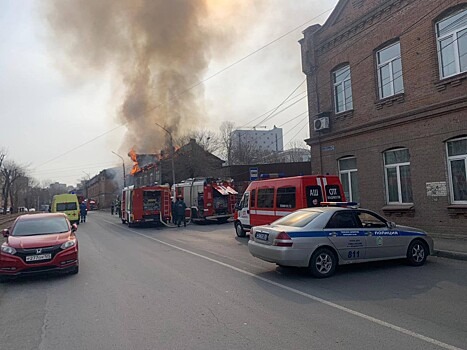 Проезд перекрыт: дом полыхает во Владивостоке