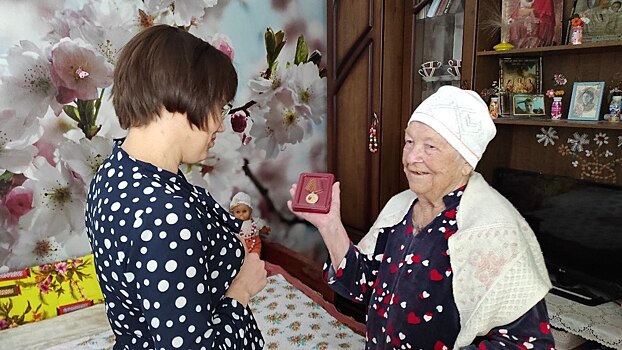 Ветеранам Оренбурга вручают юбилейные медали к 80-летию Победы