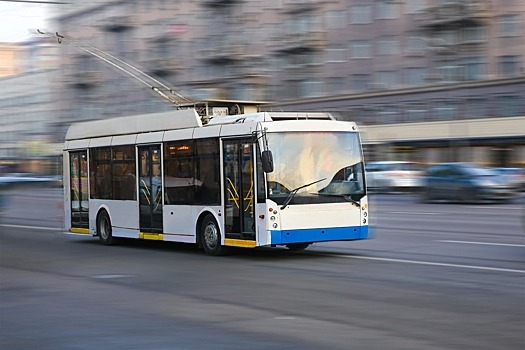 В Петербурге мужчину толкнули под троллейбус во время конфликта