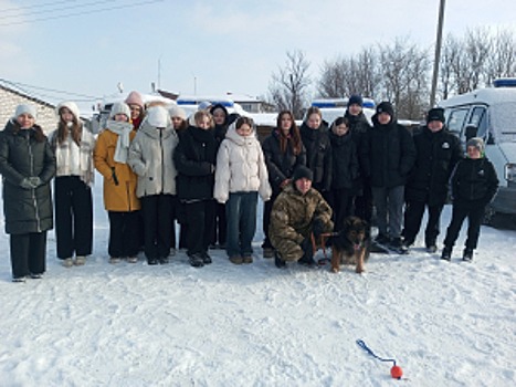 В Республике Марий Эл полицейские-кинологи организовали экскурсию в целях военно-патриотического воспитания молодежи в Год защитника Отечества