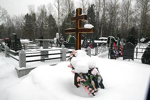 В России сожгли венки на могиле офицера СВО