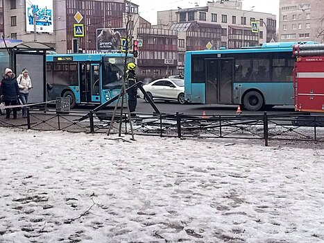 В Санкт-Петербурге автобус врезался в остановку